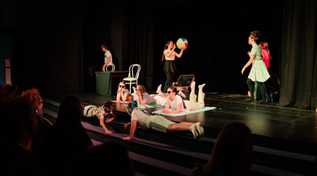 PUT OKO SVETA SA KOFEROM PUNIM MUZIKE